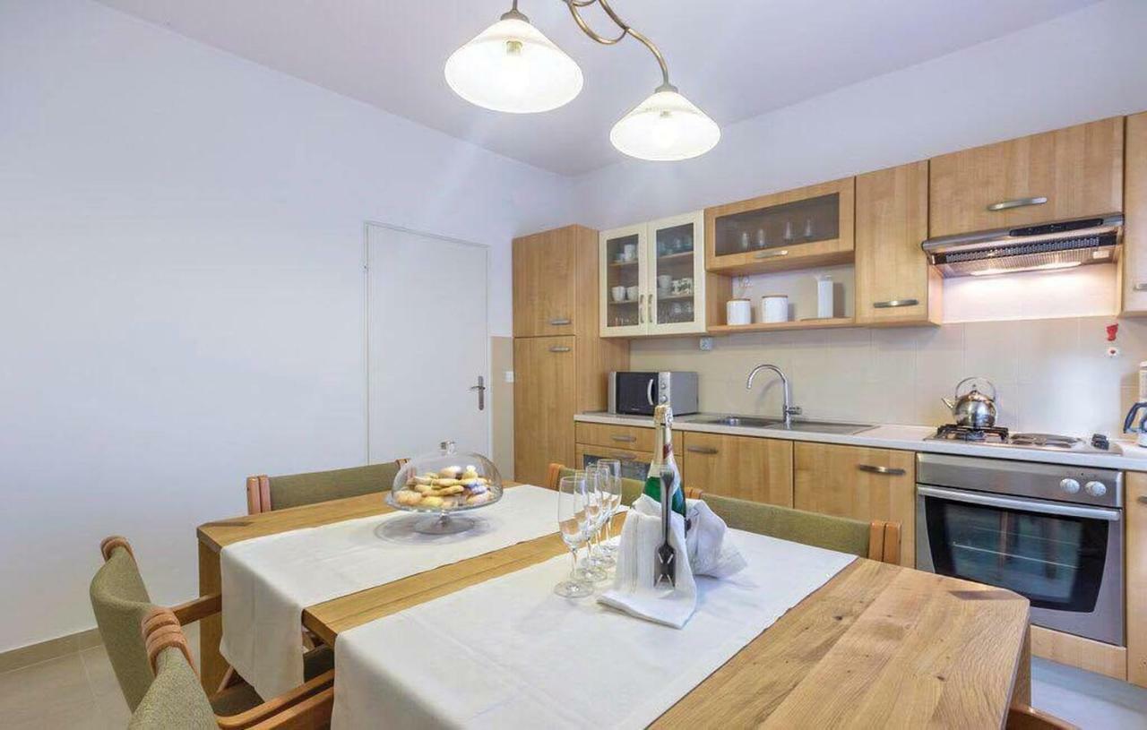 Appartement Apartman Eta à Pula Extérieur photo